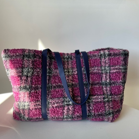 Nia Shearling Reversible Tote | Magenta - Picture 5 of 5